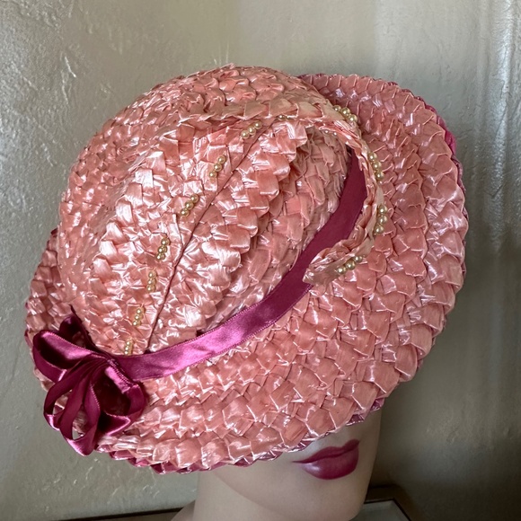 CHARMING 1960s' SALMON/PINK STRAW FEDORA WITH STRAW "FEATHER" & PEARLS - Picture 10 of 13